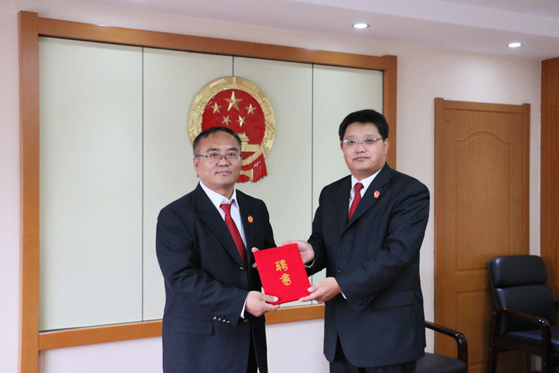 錦州市太和區(qū)人民法院黨組書記、院長康贏健(右)為新任法官導師頒發(fā)了聘書