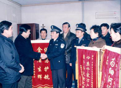2000年12月，市公安局長(zhǎng)侯振祥接受各出租車(chē)行代表贈(zèng)送的錦旗