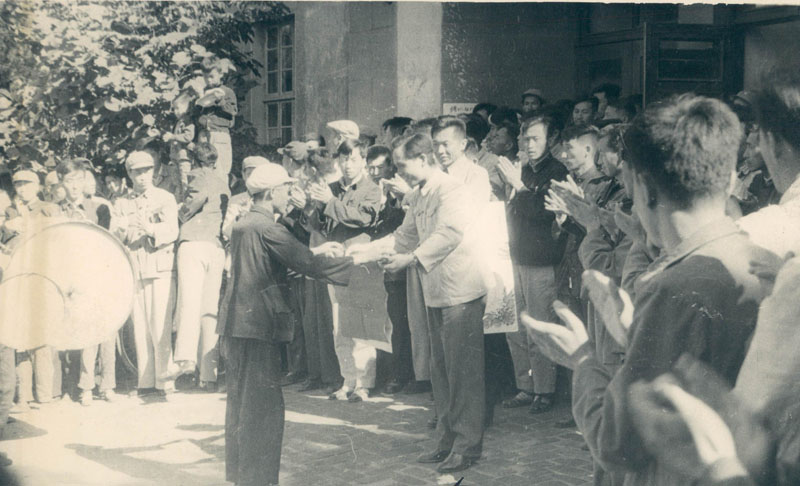 1958年10月10日，公安部在阜新召開(kāi)參加生產(chǎn)保衛(wèi)生產(chǎn)全國(guó)經(jīng)濟(jì)保衛(wèi)現(xiàn)場(chǎng)會(huì)，會(huì)前市公安局副局長(zhǎng)羅萍接受基層代表喜報(bào)。