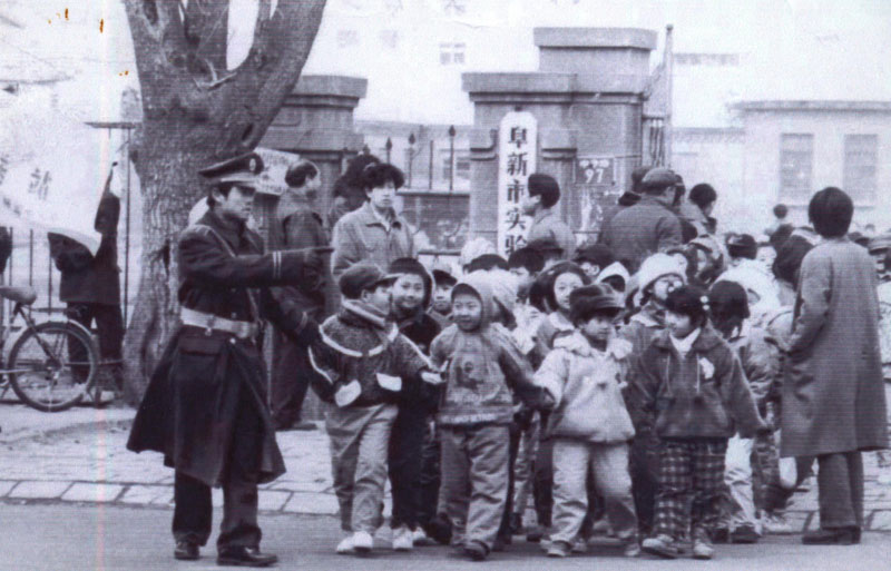 交通民警二十年如一日開(kāi)展護(hù)送小學(xué)生活動(dòng)