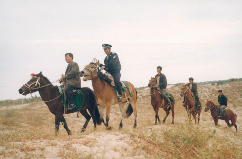 沙漠路少難行，民警為開(kāi)展工作，堅(jiān)持騎馬巡邏