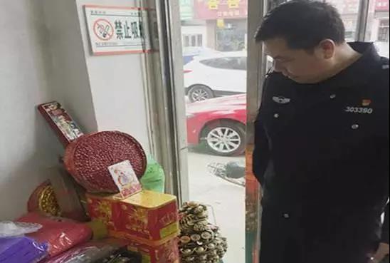 民警對(duì)可能違規(guī)場(chǎng)所進(jìn)行檢查