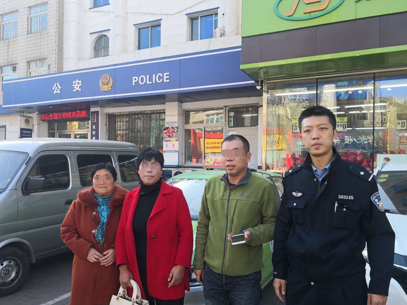 值班民警皇旭送當(dāng)事人離開