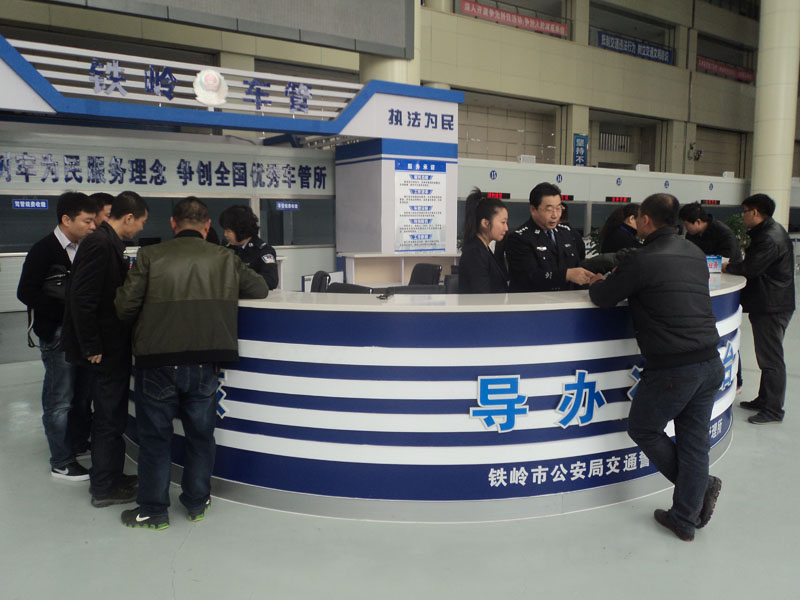 車管所由“鏈條式”服務(wù)改為“一窗式”服務(wù)，群眾辦事更加便捷