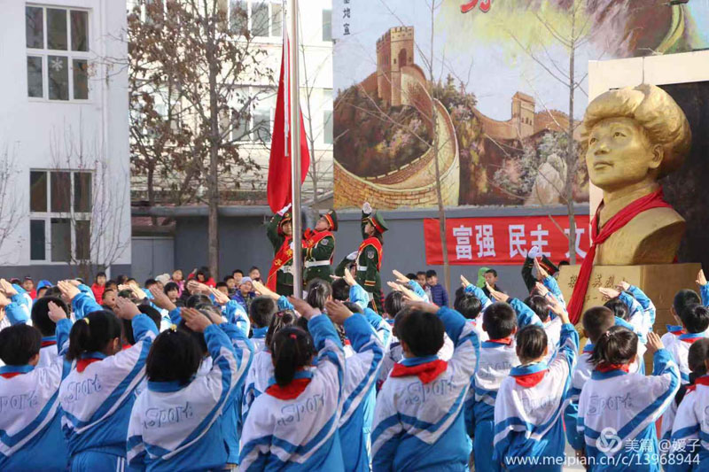 錦州市古塔區(qū)士英小學(xué)的晨讀憲法活動(dòng)。特約記者 孫松玲 本報(bào)記者 蔡冰 攝