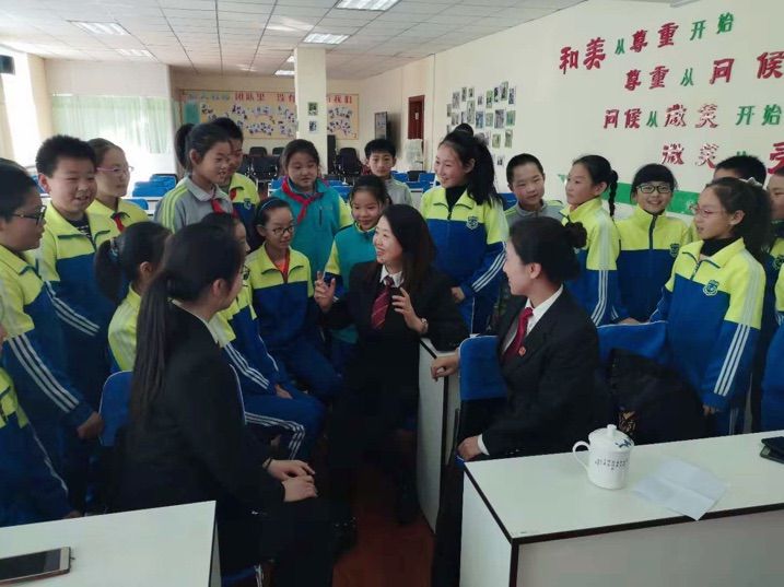 法官們與學(xué)生們進(jìn)行親密互動