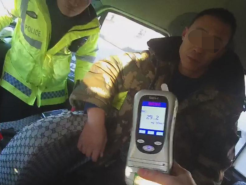男子被交警查出酒駕