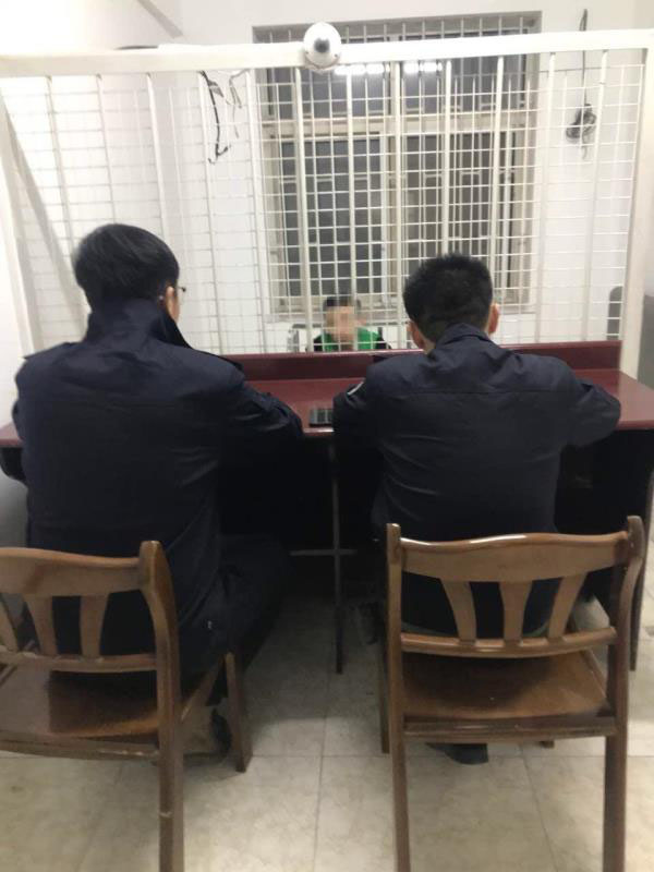警方審訊犯罪嫌疑人張某