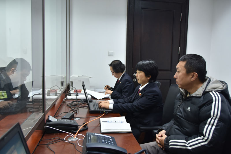 6檢察官與記者在信訪(fǎng)室接待當(dāng)事人