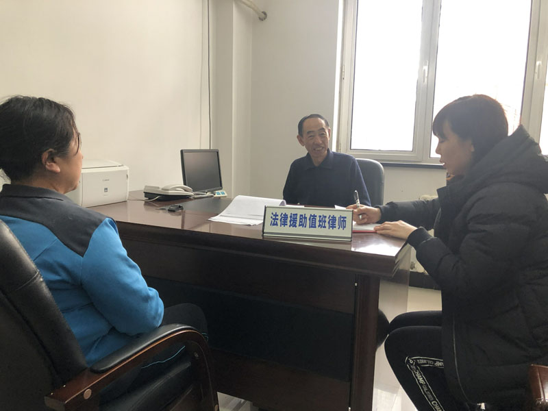 法律援助值班律師王維生（右二）解答市民法律問題，記者（右一）在一旁認(rèn)真記錄