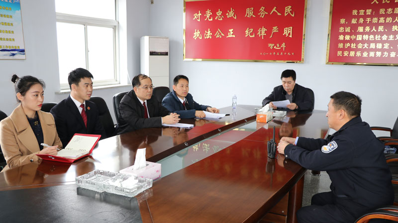 看守所工作人員向檢察組講解進入監(jiān)區(qū)注意事項