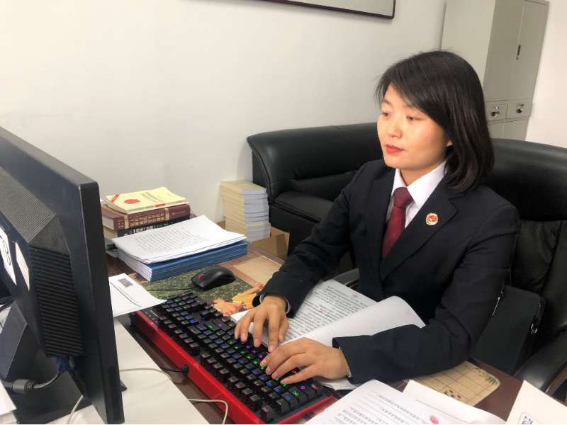 李昕一邊閱卷一邊制作審查報(bào)告