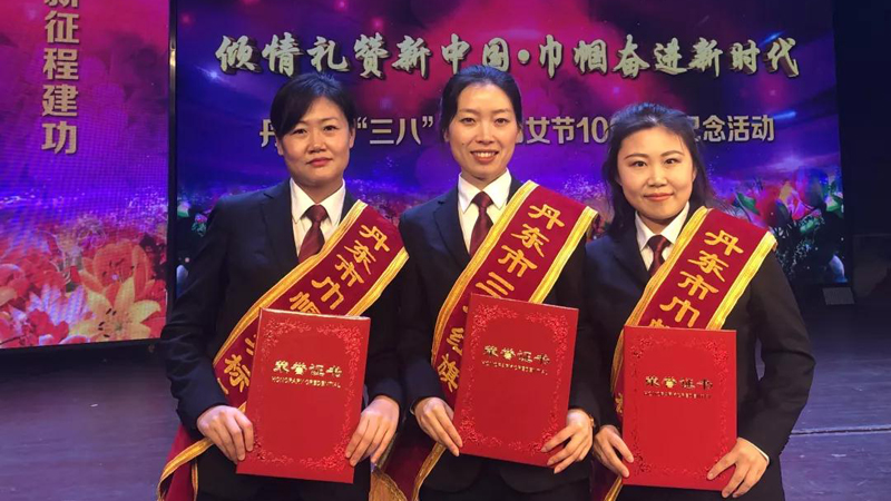 從左往右依次是李曉菲、鄒慧姝、陳曙光