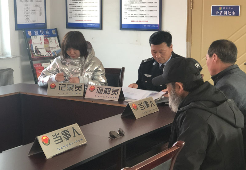 李家新（左二）調(diào)解村民糾紛，記者（左一）認(rèn)真記錄
