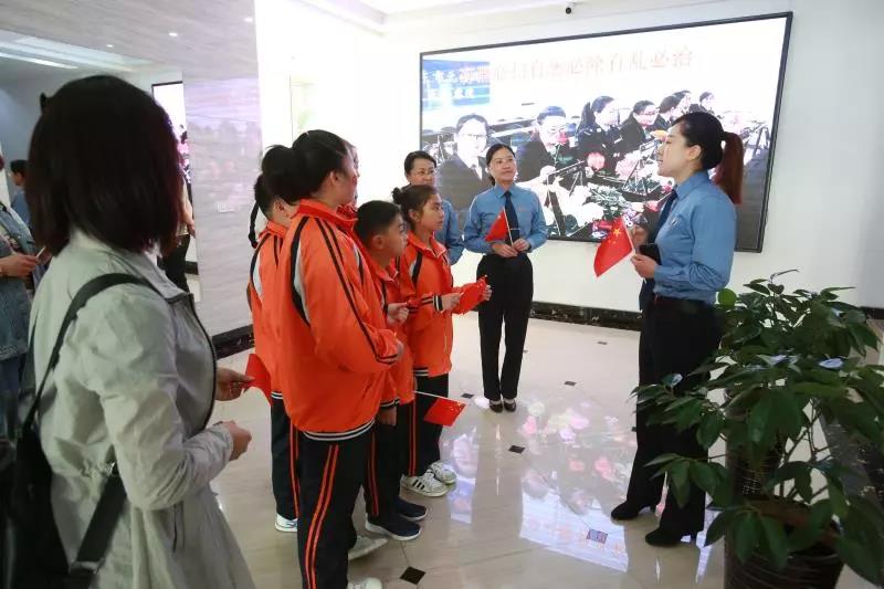檢察官向?qū)W生們介紹檢察院職能
