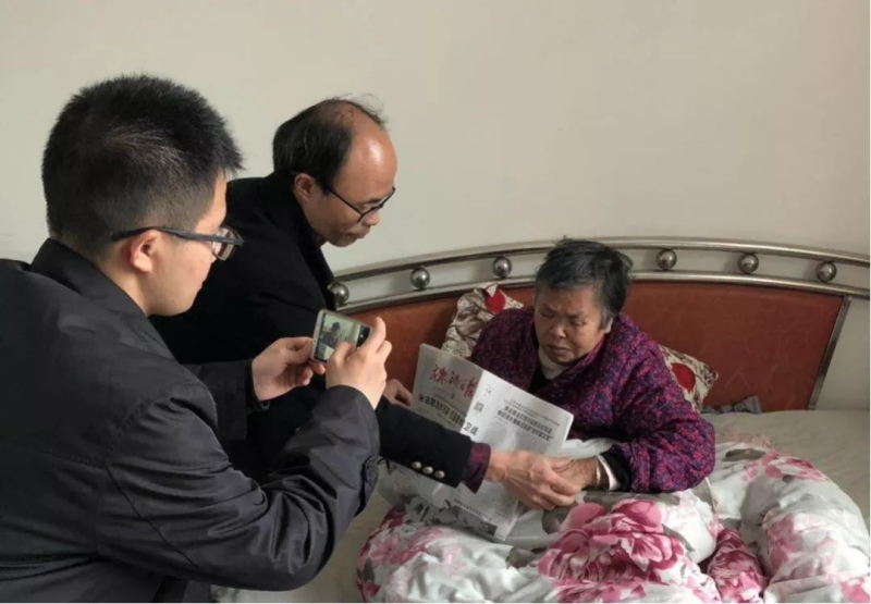 醴陵立三村網(wǎng)格員幫助轄區(qū)內(nèi)行動不便的老人進行養(yǎng)老認證_編輯