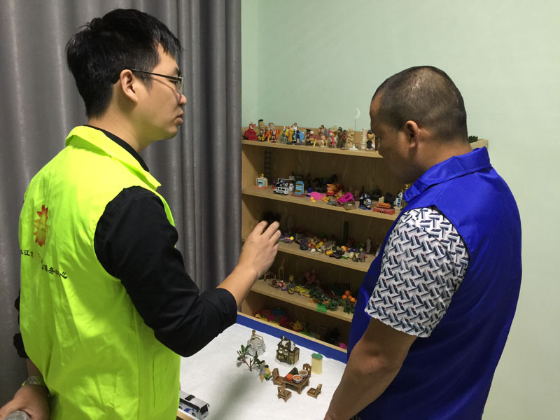 心理咨詢師（左）為社區(qū)矯正人員進(jìn)行心理輔導(dǎo)   伏志勇 攝