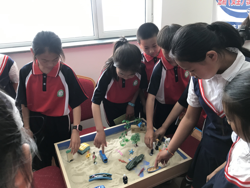 學生們“嘗試”進行沙盤游戲_編輯