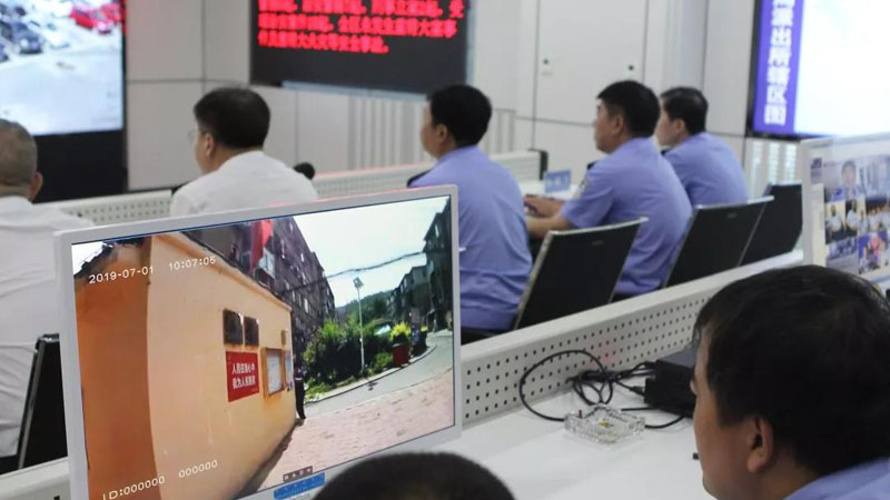 配文2：指揮中心對4G執(zhí)法記錄儀即時(shí)傳回的畫面進(jìn)行分析