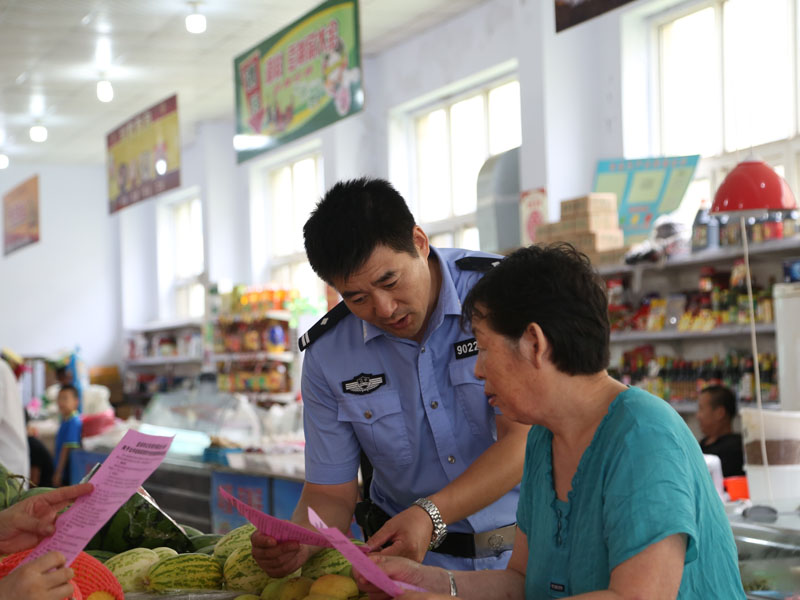 民警向群眾宣傳防詐騙常識(shí)