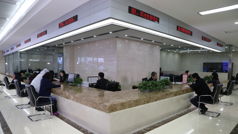 2019年 改造后的訴訟服務(wù)窗口工作情景