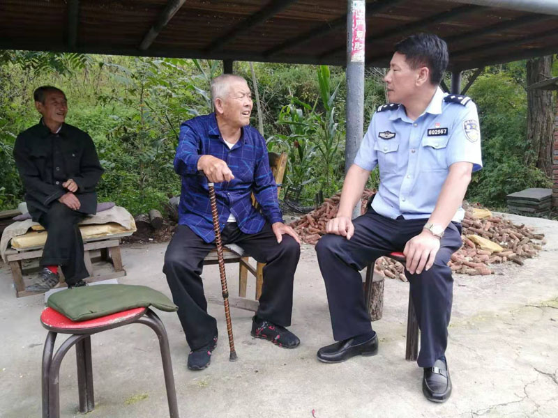 配文2：羅興家到村民家走訪(fǎng)