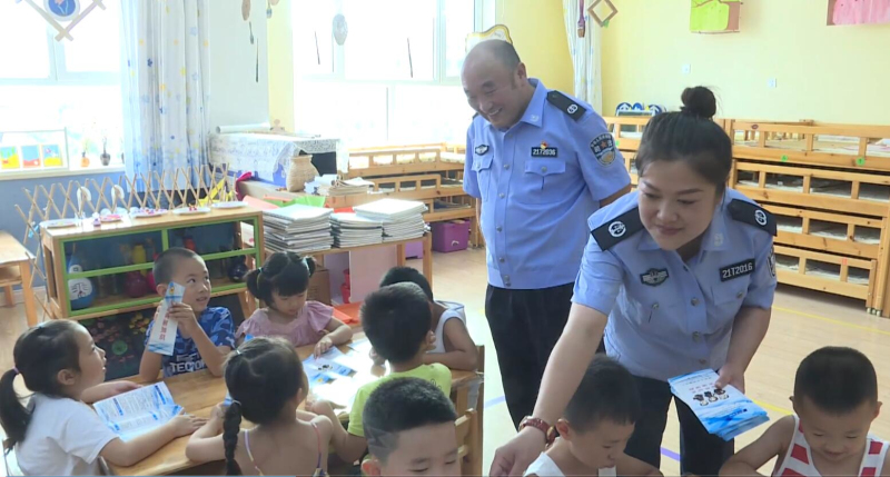 兀術(shù)街司法所孫海彬、吳研到調(diào)兵山市育才幼兒園，進(jìn)行法律宣傳