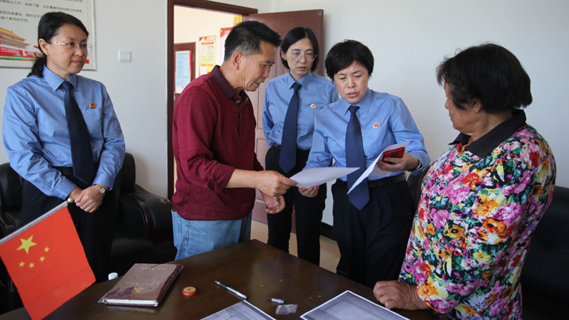 檢察官將救助款交給孩子的監(jiān)護人