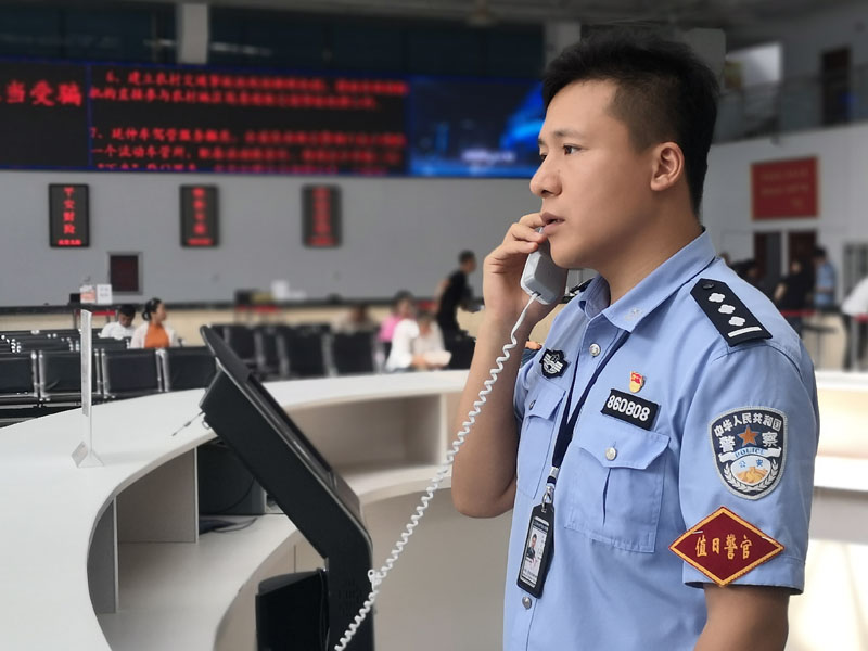 遲文龍正在接聽群眾電話