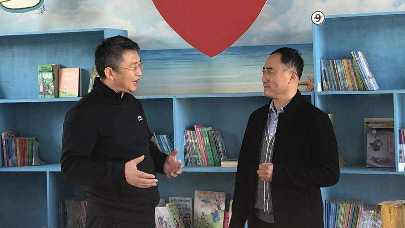 王強在“清華書屋”與鎮(zhèn)中心小學校長交流