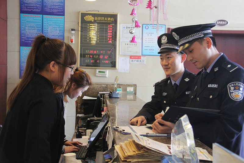錦州市公安局民警深入企業(yè)、商戶宣傳掃黑除惡專項(xiàng)斗爭(zhēng)
