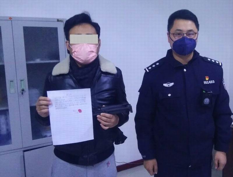 李某某寫下保證書(shū)（左）