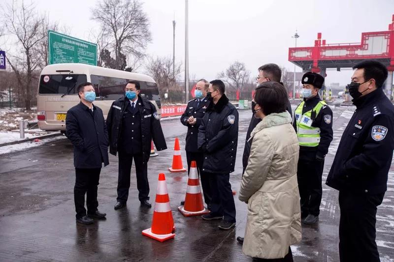 孟翔飛（左一）在高速公路鐵嶺站出入口檢查工作中