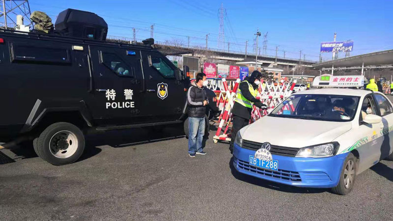本報記者和馬軍疏導(dǎo)過往車輛