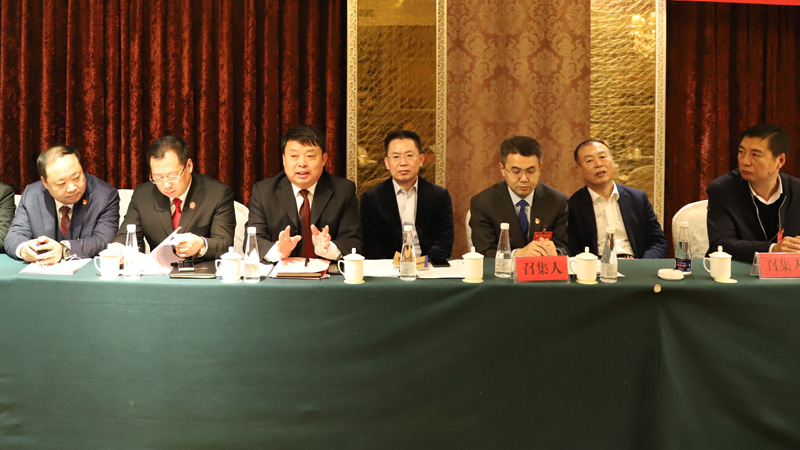 李延輝（左三）在鐵嶺市政協(xié)組織召開(kāi)的民營(yíng)企業(yè)家座談會(huì)上