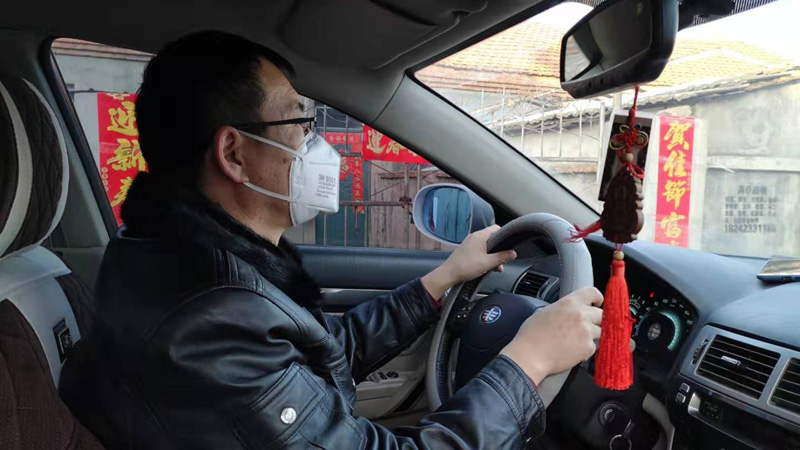 戰(zhàn)艷國(guó)開車下鄉(xiāng)宣傳