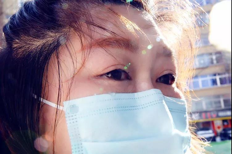望著父親的背影，女兒眼里全是淚水