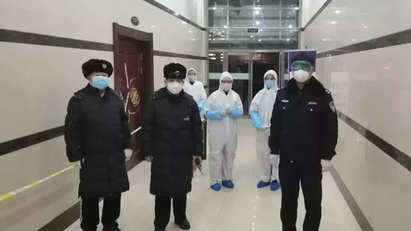 白雪?。ㄓ乙唬┰趫?zhí)勤