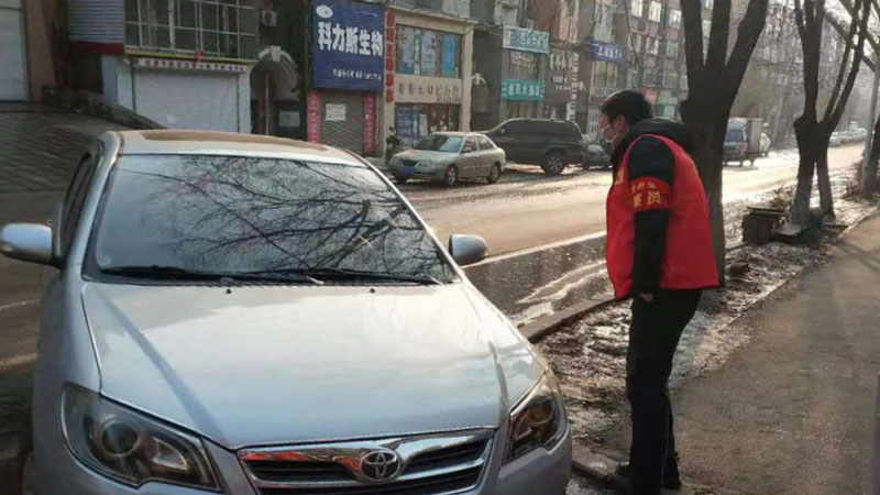 劉守政總是第一個(gè)走向來(lái)往車輛進(jìn)行登記信息
