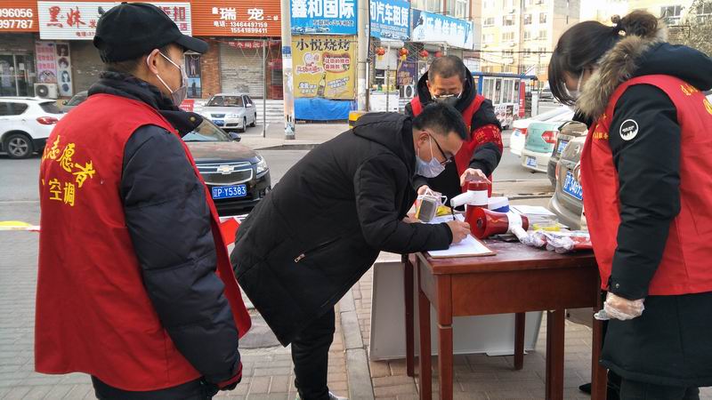 在小區(qū)門口檢疫點(diǎn)對(duì)外來人員進(jìn)行登記