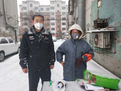 雷鋒派出所民警與社區(qū)工作人員在風(fēng)雪中堅守卡點(diǎn)