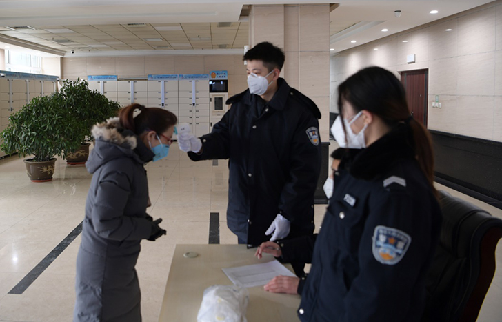 鞍山中院法警正在給到院的當事人測體溫