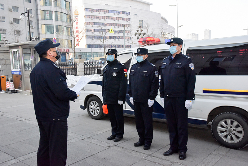 孟凡彪（左）給法警支隊的干警部署工作