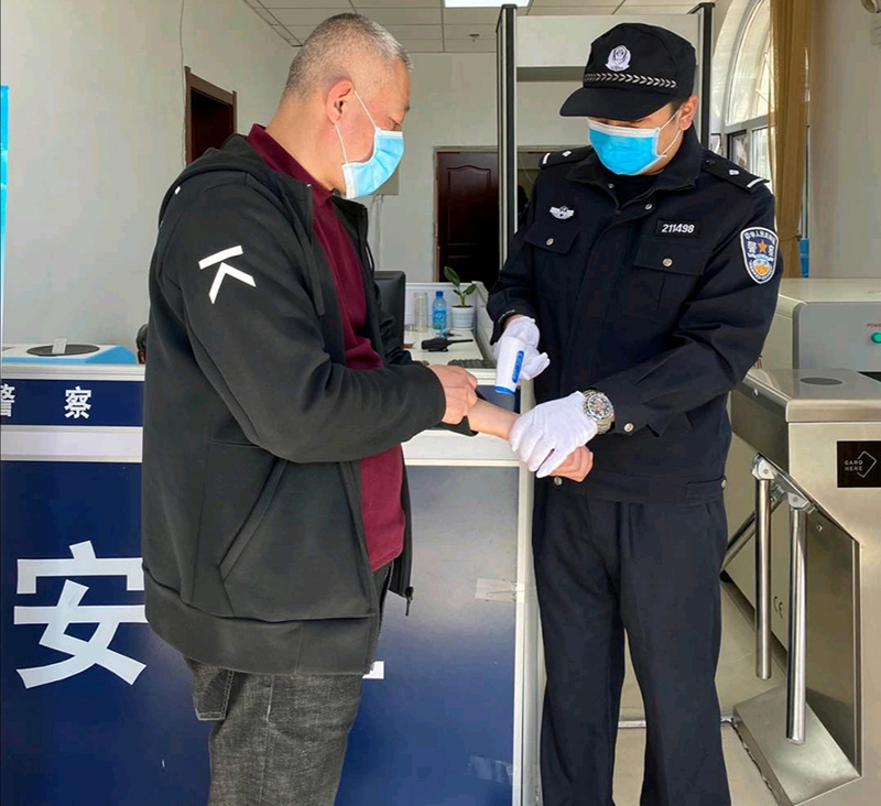 李詩洋（右）正在給到院的當事人測體溫