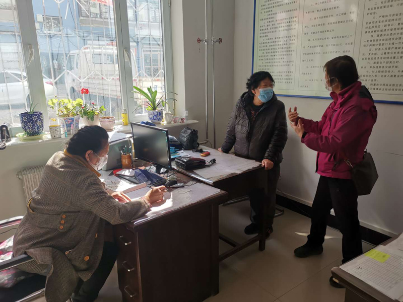 配文2：唐麗娟（左一）正在登記群眾來(lái)訪事由