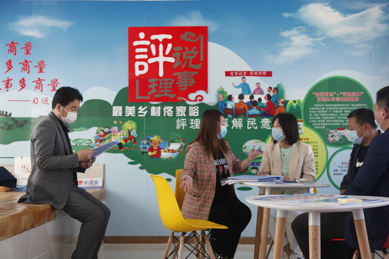 配文1：本報記者（左三）了解佟家峪村評事點(diǎn)情況