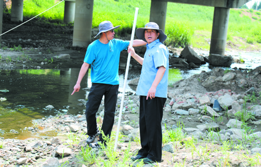 配文1：朱闖（左）跟同事們對“母親河”進行實地取樣