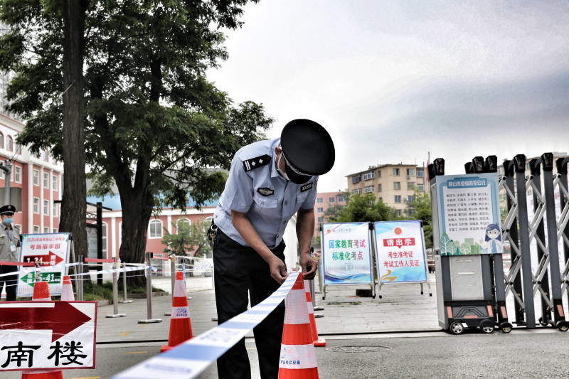 民警在考生入場前拉起警戒帶