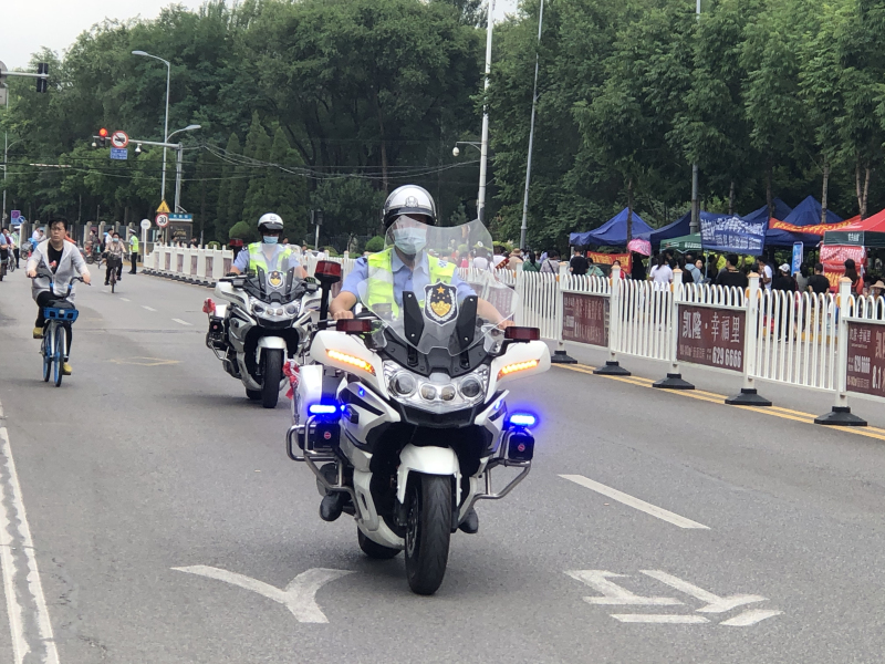 交警進(jìn)行不間斷的巡邏