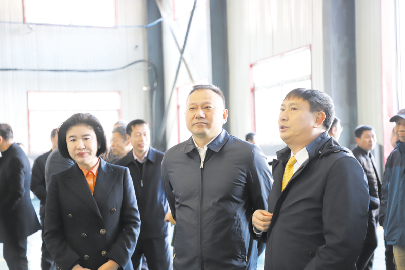 本溪市委常委、政法委書記徐勝（中）正在走訪企業(yè)